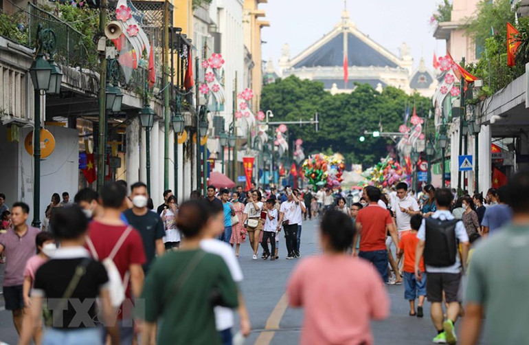 Đông đảo người dân và du khách đến với không gian đi bộ hồ Hoàn Kiếm. (Ảnh: Thanh Tùng/TTXVN) Đông đảo người dân và du khách đến với không gian đi bộ hồ Hoàn Kiếm. (Ảnh: Thanh Tùng/TTXVN)