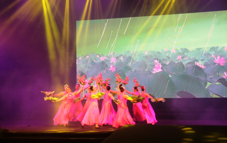 Nhiều tiết mục văn hóa đặc sắc của hai nước được các nghệ sĩ, diễn viên trình bày ấn tượng.