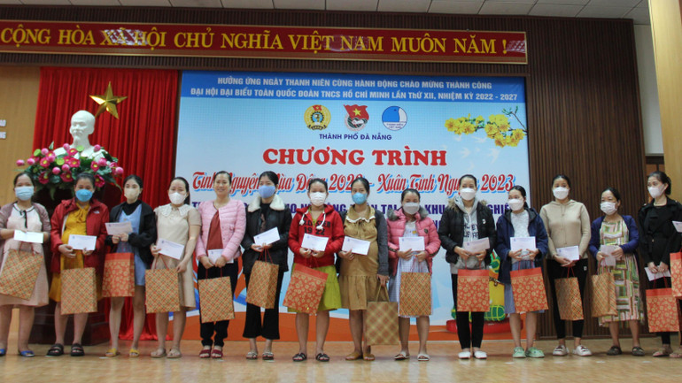 Tặng quà cho các nữ công nhân, lao động.