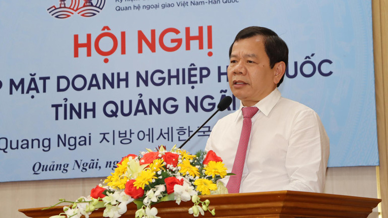 Chủ tịch Ủy ban nhân dân tỉnh Quảng Ngãi Đặng Văn Minh phát biểu tại Hội nghị gặp mặt.