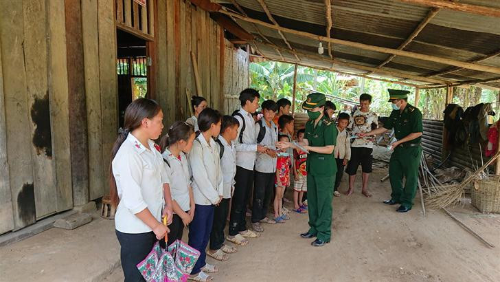 Đồn biên phòng Nhôn Mai, Bộ đội Biên phòng Nghệ An, phát tờ rơi tuyên truyền pháp luật cho học sinh trên địa bàn. (Ảnh: THẾ HÙNG)