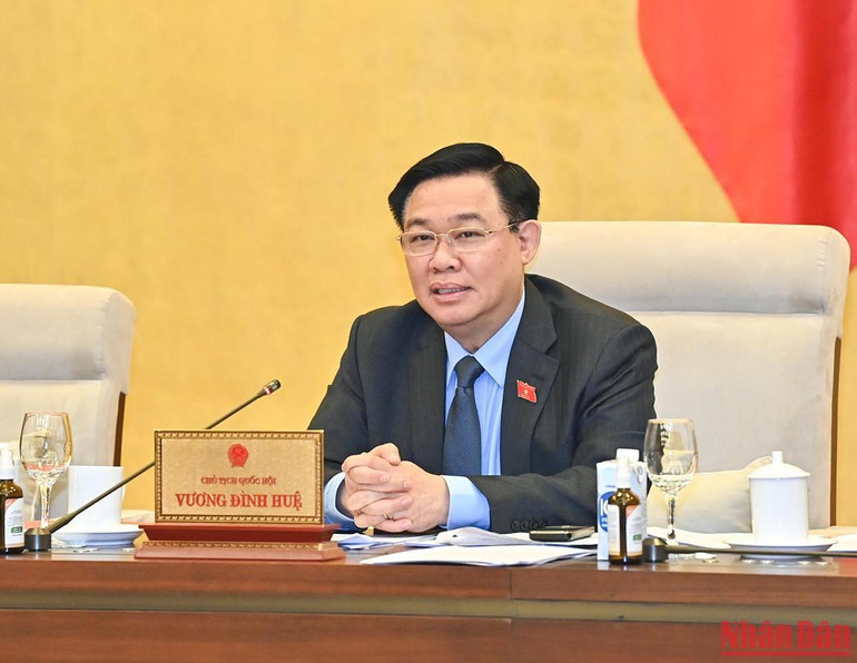 Chủ tịch Quốc hội Vương Đình Huệ phát biểu cho ý kiến vào nội dung thảo luận.