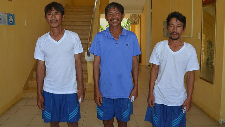 Ba ngư dân trên tàu bị nạn được cứu (từ trái sang phải: Hà Văn Tấn, Trần Theo, Nguyễn Thành Luyến).