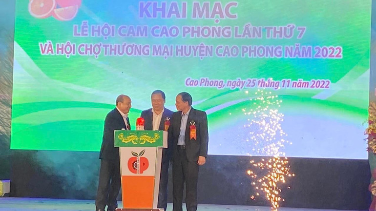 Lãnh đạo tỉnh Hòa Bình ấn nút khai mạc Lễ hội Cam Cao Phong lần thứ 7.