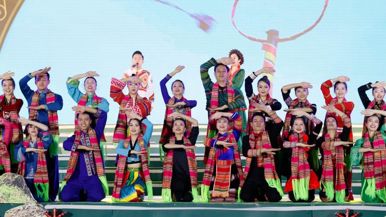 Tiết mục đặc sắc tại Ngày hội Văn hóa, thể thao và du lịch các dân tộc Tây Bắc. Tiết mục đặc sắc tại Ngày hội Văn hóa, thể thao và du lịch các dân tộc Tây Bắc.