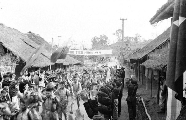 Bộ đội tiến vào giải phóng Điện Biên giữa tiếng hoan hô nhiệt liệt của nhân dân. Chiến dịch Tây Bắc kết thúc thắng lợi, giải phóng một vùng đất đai rộng lớn ở địa bàn có vị trí chiến lược quan trọng; từng bước mở rộng và giữ vững quyền chủ động về chiến lược. (Ảnh: TTXVN)