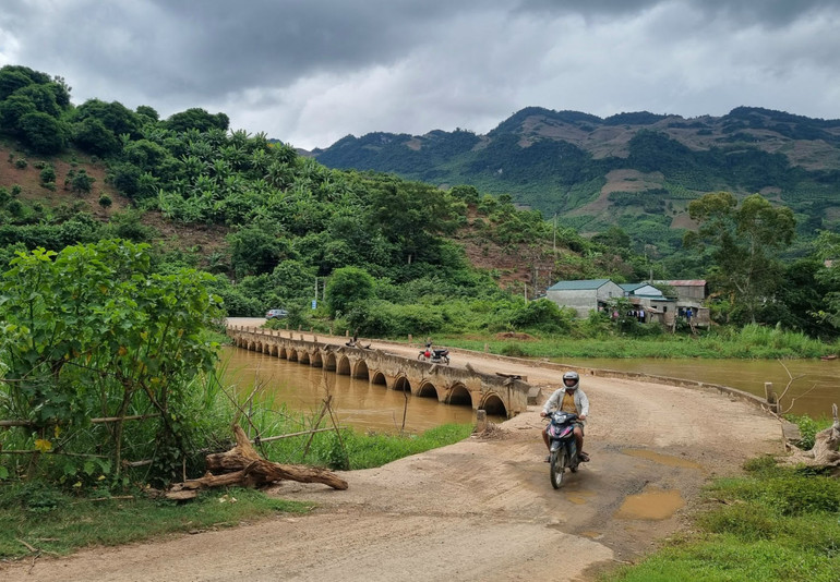 Gần đây nhất là tháng 8/2022, nước ngập cao hết cầu, ô-tô không qua được. Gần đây nhất là tháng 8/2022, nước ngập cao hết cầu, ô-tô không qua được.