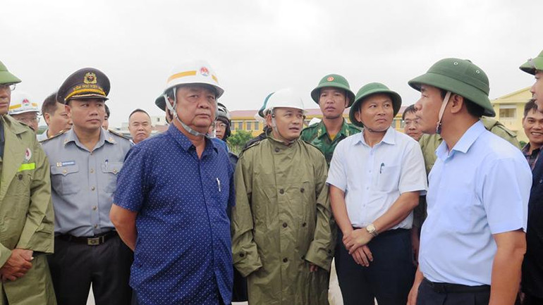 Bộ trưởng Lê Minh Hoan đến kiểm tra khu neo đậu tàu thuyền tránh trú bão tại Âu thuyền xã Phú Hải (huyện Phú Vang).