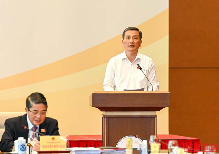 Chủ nhiệm Ủy ban Khoa học, Công nghệ và Môi trường Lê Quang Huy tham luận tại Hội nghị.