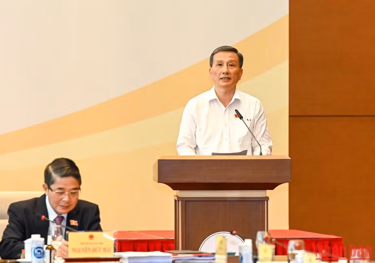 Chủ nhiệm Ủy ban Khoa học, Công nghệ và Môi trường Lê Quang Huy tham luận tại Hội nghị.