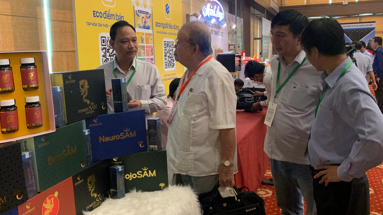 Đại biểu tham quan các sản phẩm trưng bày tại diễn đàn.