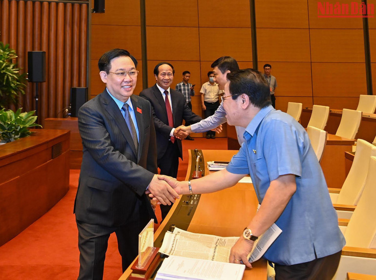 Chủ tịch Quốc hội Vương Đình Huệ với các đại biểu dự hội nghị.