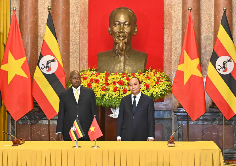 Chủ tịch nước Nguyễn Xuân Phúc và Tổng thống Uganda Yoweri Kaguta Museveni chứng kiến lễ ký các văn kiện hợp tác.