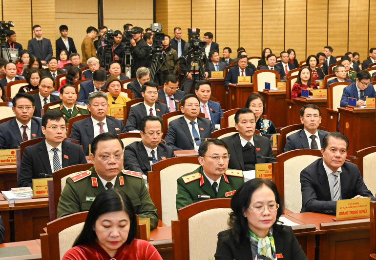 Kỳ họp dành 1 ngày để Hội đồng nhân dân thành phố thực hiện hoạt động chất vấn và trả lời chất vấn về tình hình thực hiện nhiệm vụ kinh tế-xã hội, an ninh, quốc phòng và những vấn đề dân sinh bức xúc mà đại biểu Hội đồng nhân dân thành phố cùng đông đảo cử tri, dư luận và nhân dân Thủ đô quan tâm. Kỳ họp dành 1 ngày để Hội đồng nhân dân thành phố thực hiện hoạt động chất vấn và trả lời chất vấn về tình hình thực hiện nhiệm vụ kinh tế-xã hội, an ninh, quốc phòng và những vấn đề dân sinh bức xúc mà đại biểu Hội đồng nhân dân thành phố cùng đông đảo cử tri, dư luận và nhân dân Thủ đô quan tâm.