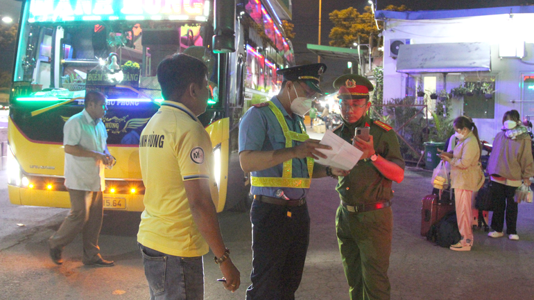 Đội Thanh tra giao thông số 5 phối hợp Công an phường Tam Bình kiểm tra một “bến cóc” trên quốc lộ 1A, phường Tam Bình, thành phố Thủ Đức. Đội Thanh tra giao thông số 5 phối hợp Công an phường Tam Bình kiểm tra một “bến cóc” trên quốc lộ 1A, phường Tam Bình, thành phố Thủ Đức.