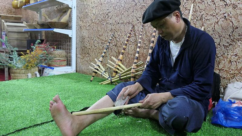 Nghệ nhân tái hiện làm khèn Mông tại không gian trưng bày văn hóa. Nghệ nhân tái hiện làm khèn Mông tại không gian trưng bày văn hóa.