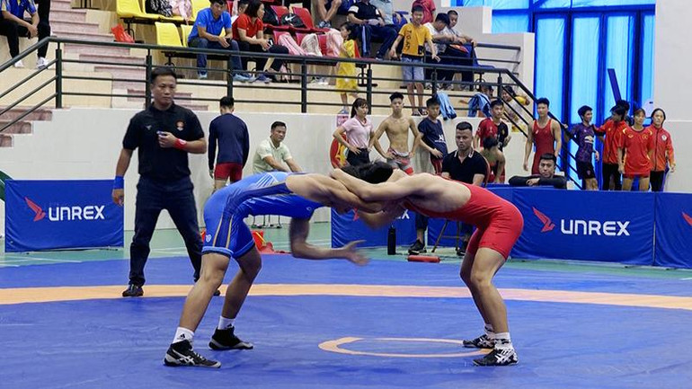 Các vận động viên bước vào tranh tài ngay sau lễ khai mạc.