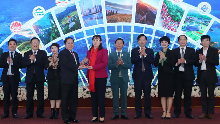 Bàn giao vai trò Trưởng nhóm liên kết hợp tác giữa các thành viên.