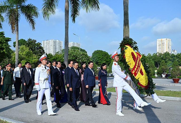 Đoàn đại biểu thành phố Hà Nội do Ủy viên Bộ Chính trị, Bí thư Thành ủy Đinh Tiến Dũng làm Trưởng đoàn cùng lãnh đạo thành phố đặt vòng hoa, dâng hương tưởng niệm các vị tiền bối cách mạng và các Anh hùng liệt sĩ.