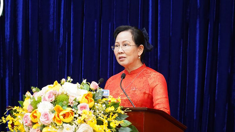 Đồng chí Lê Thị Thủy, Ủy viên Trung ương Đảng, Bí thư Tỉnh ủy, Chủ tịch Hội đồng nhân dân tỉnh Hà Nam phát biểu bế mạc kỳ họp.