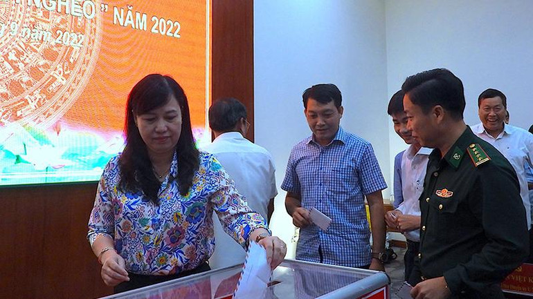 Các đồng chí trong Ban chấp hành Đảng bộ tỉnh Cà Mau tham gia ủng hộ quỹ “Vì người nghèo” vào chiều 29/9.