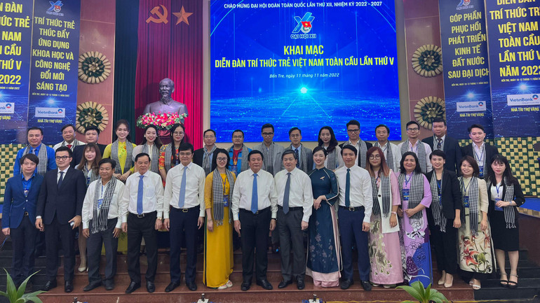 Đại biểu tham dự hội nghị chụp ảnh lưu niệm với đội ngũ trí thức trẻ Việt Nam toàn cầu.