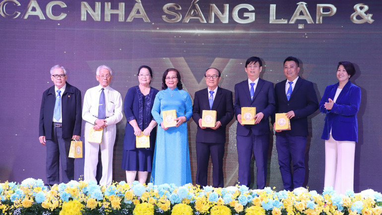 Lãnh đạo Đại học Lạc Hồng tặng quà tri ân các cá nhân có nhiều đóng góp cho nhà trường.