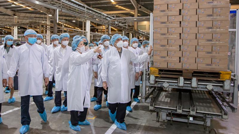 Bà Mai Kiều Liên giới thiệu về Nhà máy sữa Việt Nam với Thủ tướng Chính phủ trong chuyến thăm và làm việc tại Bình Dương.