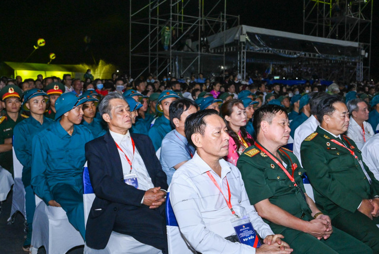 Đông đảo các tầng lớp nhân dân tỉnh Thái Nguyên và thành phố Phổ Yên dự buổi lễ.