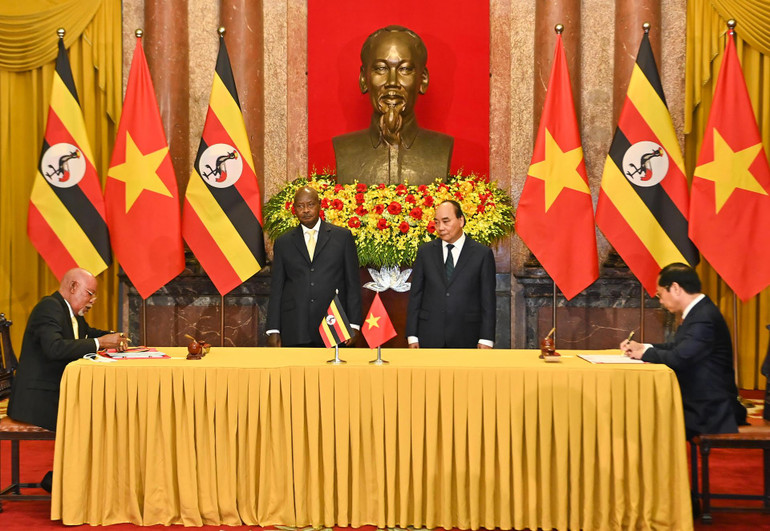 Chủ tịch nước Nguyễn Xuân Phúc và Tổng thốngYoweri Kaguta Museveni chứng kiến lễ ký Hiệp định về miễn thị thực cho người mang hộ chiếu ngoại giao và hộ chiếu công vụ.