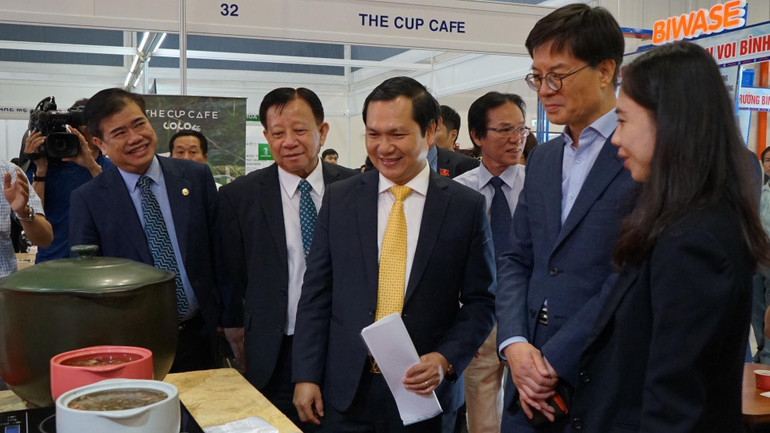 Các đại biểu tham quan Triển lãm kết nối cung cầu hàng hóa.