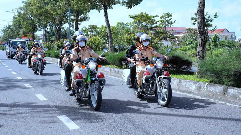 Lực lượng chức năng Công an tỉnh Cà Mau ra quân tuần tra cao điểm trấn áp tội phạm ngay sau lệnh phát động từ lãnh đạo Công an tỉnh. Lực lượng chức năng Công an tỉnh Cà Mau ra quân tuần tra cao điểm trấn áp tội phạm ngay sau lệnh phát động từ lãnh đạo Công an tỉnh.