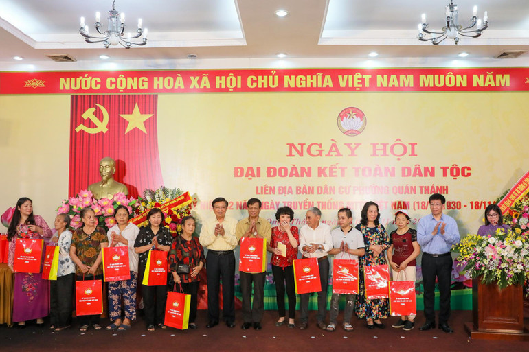 Trưởng ban Nội chính Trung ương Phan Đình Trạc và Phó Chủ nhiệm Văn phòng Quốc hội Phạm Đình Toản tặng quà cho các hộ gia đình có hoàn cảnh khó khăn.