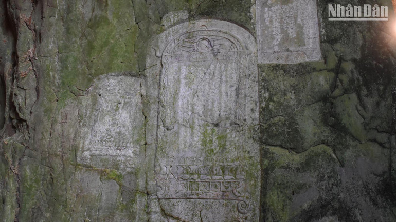 Ma nhai Nam Bảo Đài hình bi. Theo nhận định của các nhà nghiên cứu ma nhai ở Việt Nam thì “đây là hệ hoa văn trang trí mang đặc trưng mỹ thuật thời Lê Trung Hưng tinh xảo và đặc sắc nhất so với tất cả bia ma nhai tại các di tích thuộc Bắc Bộ và Bắc Trung Bộ mà chúng ta từng gặp”.