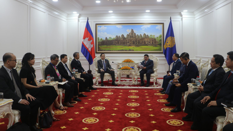 Phó Chủ tịch thứ nhất Quốc hội Campuchia Cheam Yeap tại cuộc hội đàm với Phó Chủ tịch Thường trực Quốc hội Trần Thanh Mẫn (Ảnh: NGUYỄN HIỆP)