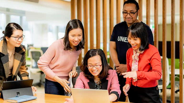 Giáo sư Ly Tran đang giảng bài cho sinh viên quốc tế người Việt Nam và Indonesia.