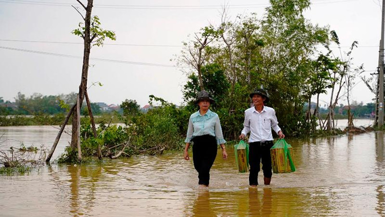 Hiện tại, nhiều tuyến đường thuộc các khu vực vùng thấp trũng vẫn còn ngập nước, gây khó khăn cho bà con đi lại, sinh hoạt.