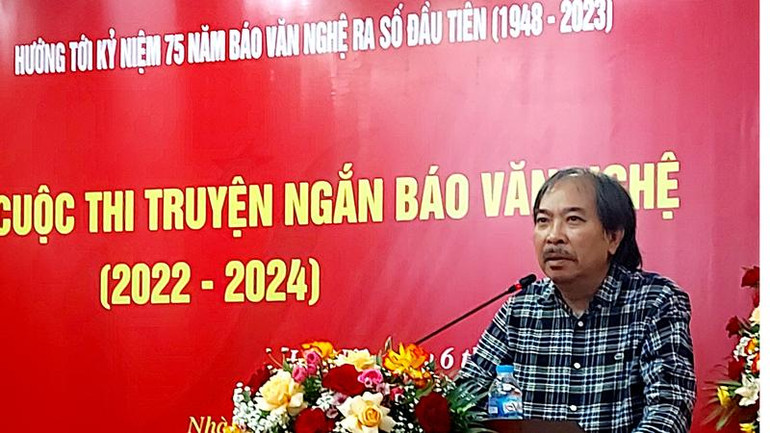 Chủ tịch Hội Nhà văn Việt Nam Nguyễn Quang Thiều phát biểu ý kiến.