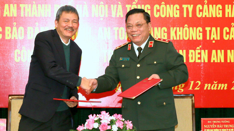 Trung tướng Nguyễn Hải Trung, Giám đốc Công an thành phố Hà Nội và Chủ tịch Hội đồng quản trị ACV Lại Xuân Thanh ký quy chế phối hợp.