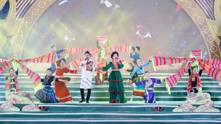 Tiết mục đặc sắc tại Ngày hội Văn hóa, thể thao và du lịch các dân tộc Tây Bắc. Tiết mục đặc sắc tại Ngày hội Văn hóa, thể thao và du lịch các dân tộc Tây Bắc.