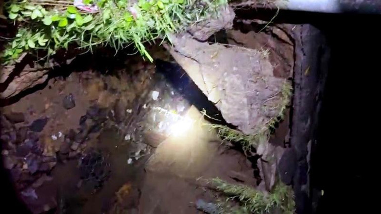 Mố cầu Bà Nam trên Quốc lộ 1 qua Phú Yên bị sạt lở nghiêm trọng. Mố cầu Bà Nam trên Quốc lộ 1 qua Phú Yên bị sạt lở nghiêm trọng.