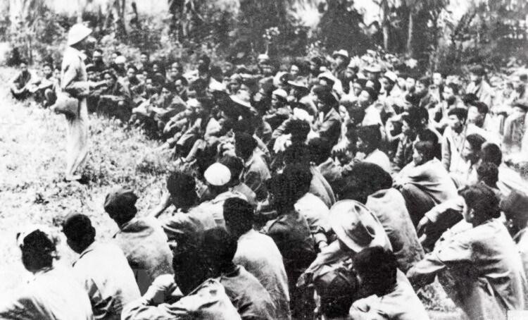 Sau 2 tháng mở chiến dịch, đã diệt, bắt sống và làm bị thương trên 6.000 tên địch; nhiều tiểu đoàn, đại đội thuộc các binh đoàn cơ động địch bị xóa sổ. Trong ảnh: Bộ đội ta giải thích chính sách khoan hồng của Đảng và Chính phủ cho tù binh bị bắt trong Chiến dịch Tây Bắc. (Ảnh: TTXVN)