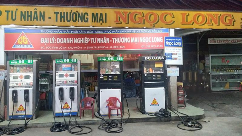 Cửa hàng Ngọc Long, số 900 Tỉnh Lộ 10, khu phố 9, phường Bình Trị Đông, quận Bình Tân, Thành phố Hồ Chí Minh cũng phải đóng cửa nghỉ bán xăng dầu tối ngày 9/10. (Ảnh: TẤN HAY)