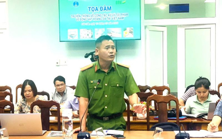 Thiếu tá Nguyễn Thế Anh, cán bộ Phòng Cảnh sát môi trường, Công an tỉnh Đắk Lắk thông tin về công tác đấu tranh với các hành vi vi phạm trong việc kinh doanh các sản phẩm từ động vật hoang dã và ngà voi trên địa bàn tỉnh Đắk Lắk.