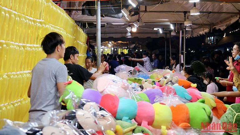 Trong khu vực tổ chức lễ hội có nhiều hoạt động vui chơi giải trí. (Ảnh: TRỊNH QUỐC DŨNG)