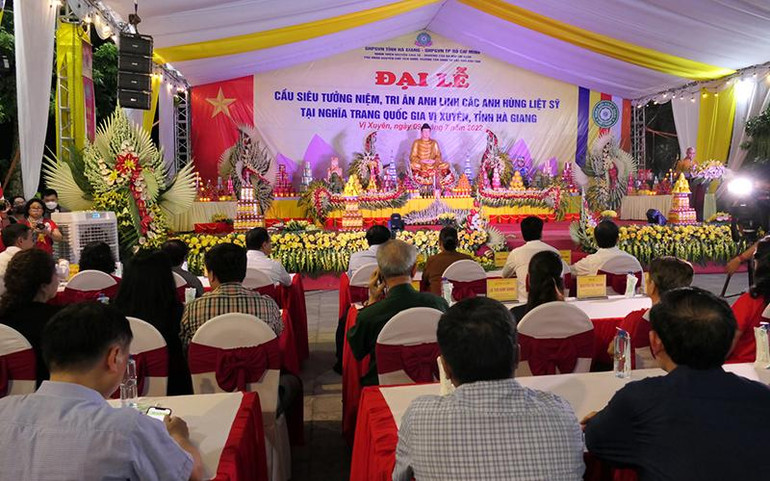 Quang cảnh Đại lễ cầu siêu tại Nghĩa trang Liệt sĩ quốc gia Vị Xuyên. Quang cảnh Đại lễ cầu siêu tại Nghĩa trang Liệt sĩ quốc gia Vị Xuyên.