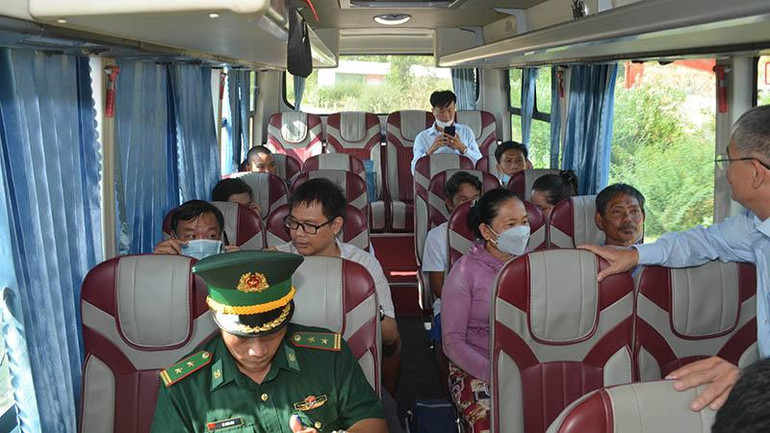 Đưa các ngư dân cùng thân nhân trở về Phan Thiết.