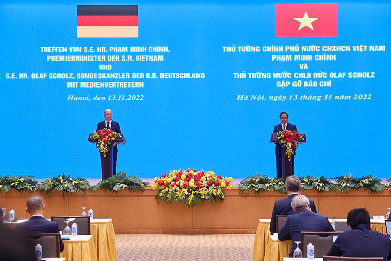 Quang cảnh buổi gặp gỡ báo chí giữa Thủ tướng Phạm Minh Chính và Thủ tướng Đức Olaf Scholz.