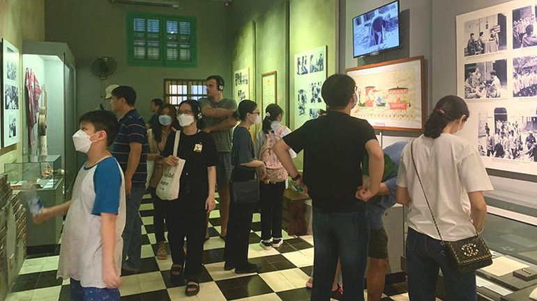 Lượng du khách đến tham quan Nhà tù Hỏa Lò rất đông.