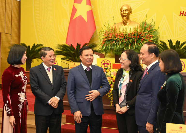 Bí thư Thành ủy Đinh Tiến Dũng, Phó Chủ tịch Quốc hội Nguyễn Đức Hải với các đại biểu dự phiên họp. Bí thư Thành ủy Đinh Tiến Dũng, Phó Chủ tịch Quốc hội Nguyễn Đức Hải với các đại biểu dự phiên họp.